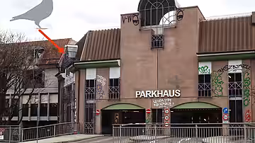Der Taubenschlag befindet sich im Obergeschoss des Parkhauses am Schwabentor in Freiburg. 