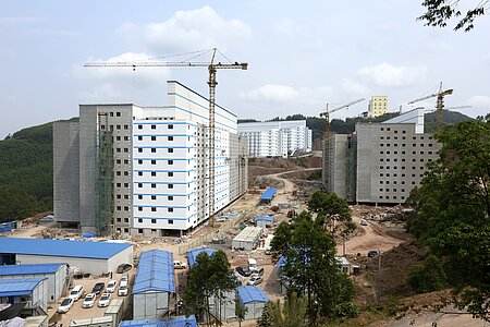 Im chinesischen Bezirk Gangnan wird dieser riesige Schweinehochhaus-Komplex errichtet. Im chinesischen Bezirk Gangnan wird dieser riesige Schweinehochhaus-Komplex errichtet.