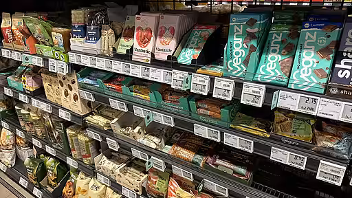 Auch die Auswahl wächst in den Lebensmittelregalen.