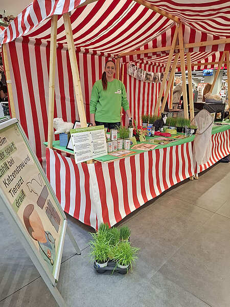 aktion tier beim Cats Day 2025 im Forum Steglitz in Berlin Eine Mitarbeiterin am Infostand