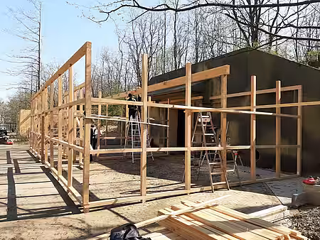 Während des Baus der Eulenvoliere. Während des Baus der Eulenvoliere.