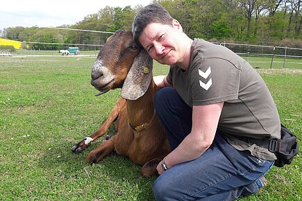 Moni mit der Anglo-Nubier Ziege Oskar. Moni mit der Anglo-Nubier Ziege Oskar.