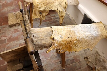 Auf solchen Holzböcken werden Haare und Fleischreste von der Rohhaut abgeschabt. Auf solchen Holzböcken werden Haare und Fleischreste von der Rohhaut abgeschabt.