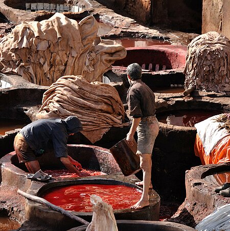 Arbeiter in einer Gerberei in Fez (Marokko).