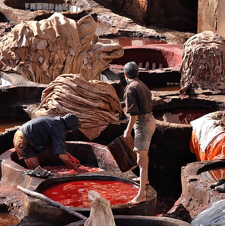 Arbeiter in einer Gerberei in Fez (Marokko). Arbeiter in einer Gerberei in Fez (Marokko).