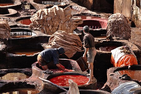 Arbeiter in einer Gerberei in Fez (Marokko).