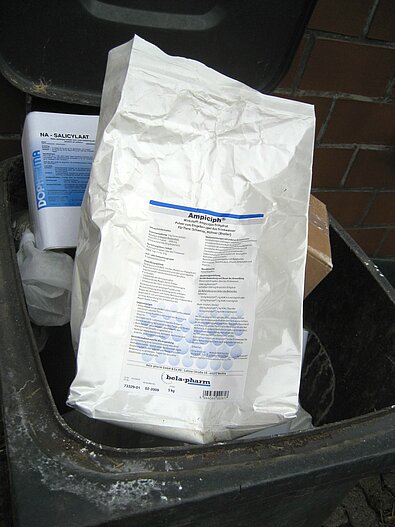 Leere Antibiotika Verpackungen werden im Müll entsorgt.