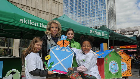 Gabriele Prinzessin zu Leiningen mit Kindern bei der aktion tier Kampagneneröffnung 