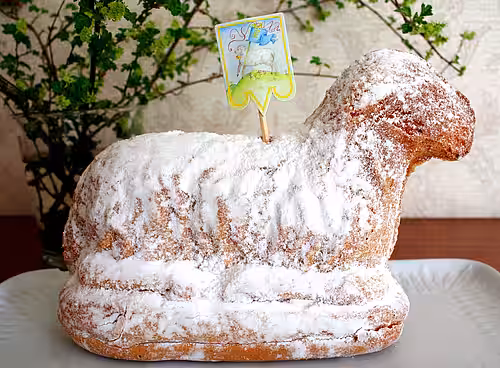 Auch ein Lamm aus Kuchenteig ist ein leckerer Ostergenuss. Auch ein Lamm aus Kuchenteig ist ein leckerer Ostergenuss.