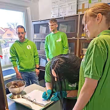 Die Arbeit mit Igeln gehörte zum Besuch dazu. Die Arbeit mit Igeln gehörte zum Besuch dazu.