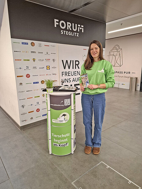 aktion tier beim Cats Day 2025 im Forum Steglitz in Berlin Eine Mitarbeiterin steht an einem Infostand