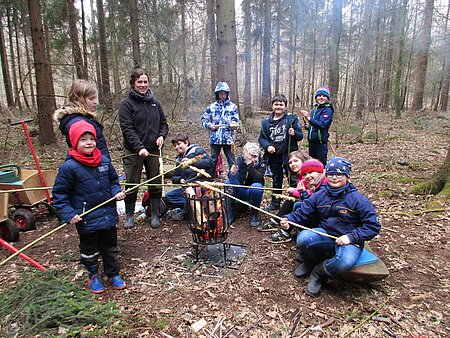 Mit Stockbrot am Lagerfeuer 