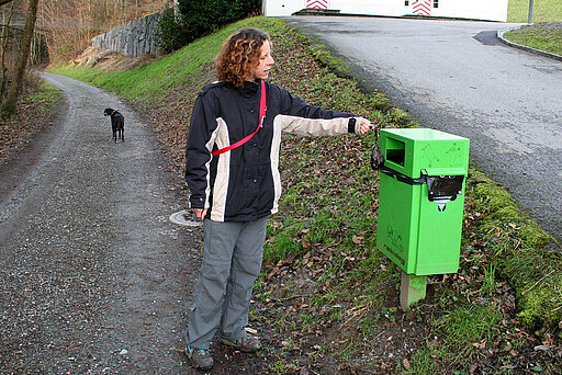 Hundekot des eigenen Hundes auf der Straße sollte vom Besitzer ordnungsgemäß entsorgt werden.