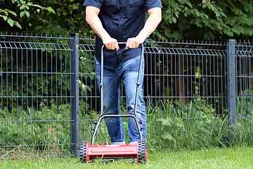 Spindelmäher sind eine gute Alternative zu den Benzinrasenmähern. 