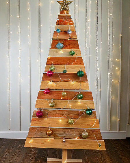 DIY-Weihnachtsbaum aus Brtettern und Holzresten