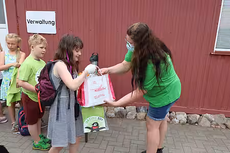 Myriam Laser nimmt Spendenfutter entgegen