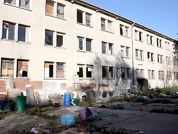 In dieser ehemaligen Kaserne hielt Marietta P. 125 Hunde. In dieser ehemaligen Kaserne hielt Marietta P. 125 Hunde.