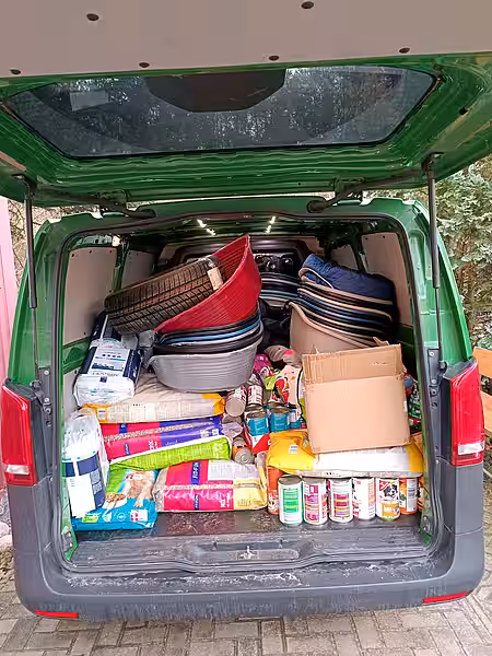 Mit Futterspenden beladener Transporter