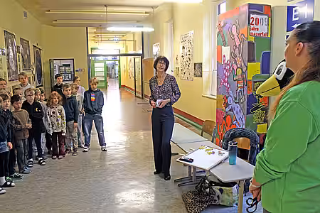 Eröffnung des Tierschutzzimmers in der Zinnowwald Grundschule in Berlin Zehlendorf Die Schüler, eine Lhererin und die aktion tier-Mitarbeiterin stehen im Flur.