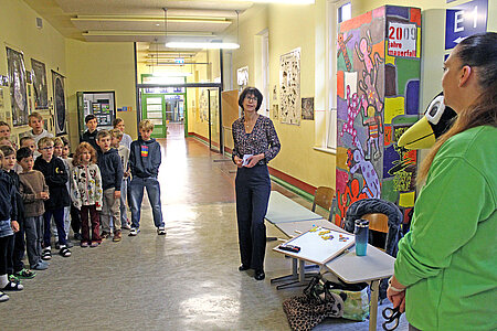 Eröffnung des Tierschutzzimmers in der Zinnowwald Grundschule in Berlin Zehlendorf Die Schüler, eine Lhererin und die aktion tier-Mitarbeiterin stehen im Flur.