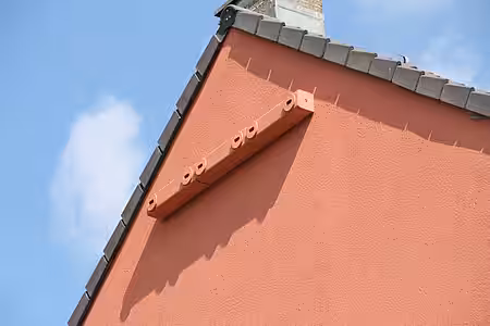 Mauerseglerkästen an einer Hauswand. 