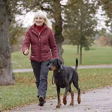 Helga Stich mit Dobermannhündin Pia. Helga Stich mit Dobermannhündin Pia.