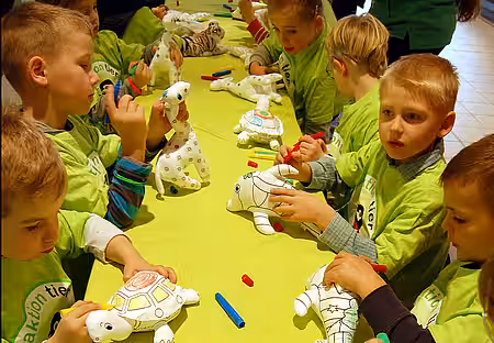 Schulkinder bemalen Stofftiere 