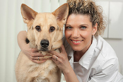 Dr. Tina Hölscher mit Hund. Foto: © Vias Design