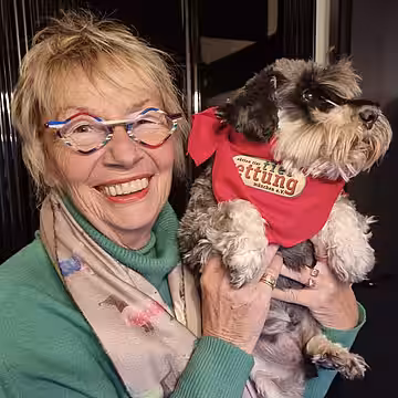 Regina Welk mit Hündin Rosalie. Regina Welk mit Hündin Rosalie.