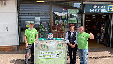 Cedric und Andreas vom aktion tier Aufklärungsteam mit der Markleiterin