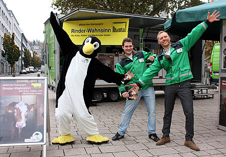 aktion tier Mitarbeiter und Maskottchen 'Pingi'