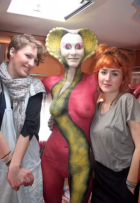 PMM Model und Maskenbildnerinnen. Foto: © aktion tier/U.Bauer