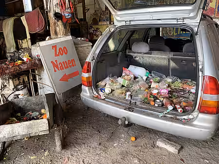 Vergammelte Lebensmittel in einem Schrottauto