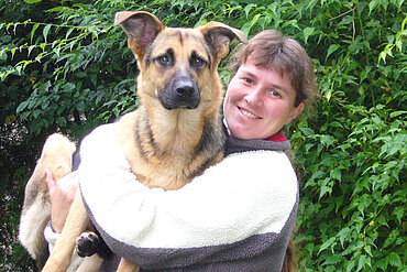 Christine Geburtig mit ihrer Hündin Senta.