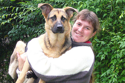 Christine Geburtig mit ihrer Hündin Senta.