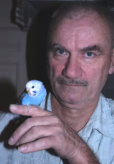 Gerhard A. mit einem seiner 1700 Vögel.