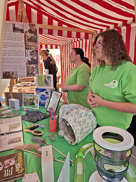 aktion tier beim Cats Day 2025 im Forum Steglitz in Berlin Zwei Mitarbeiterinnen an einem Infostand