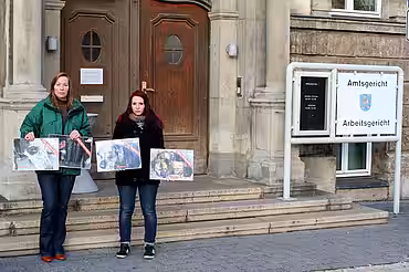 Ursula Bauer und Anne Pionke von aktion tier e.V. vor dem Landgericht Eisenach. Ursula Bauer und Anne Pionke von aktion tier e.V. vor dem Landgericht Eisenach.