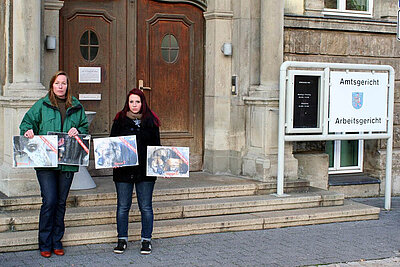 Ursula Bauer und Anne Pionke von aktion tier e.V. vor dem Landgericht Eisenach. 