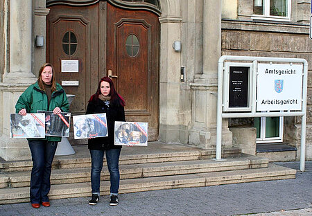 Ursula Bauer und Anne Pionke von aktion tier e.V. vor dem Landgericht Eisenach. 