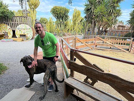 Jonas bekommt seine Aufmunterung nach dem Misten der Ställe. Jonas bekommt seine Aufmunterung nach dem Misten der Ställe.