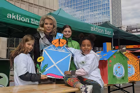 Gabrielie Prinzessin zu Leiningen mit Kindern bei der Kampagneneröffnung