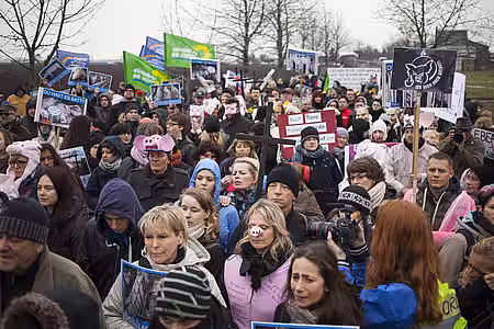 Demonstration vor dem Schweinehochhaus