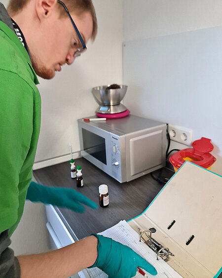 Adrian führt Protokoll über die Igel