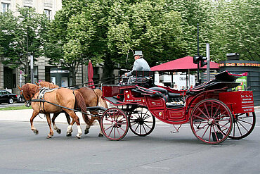 Pferdekutsche in der Großstadt. 