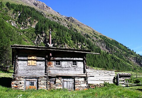 Einfache Hütte in einem Bergtal in Osttirol.