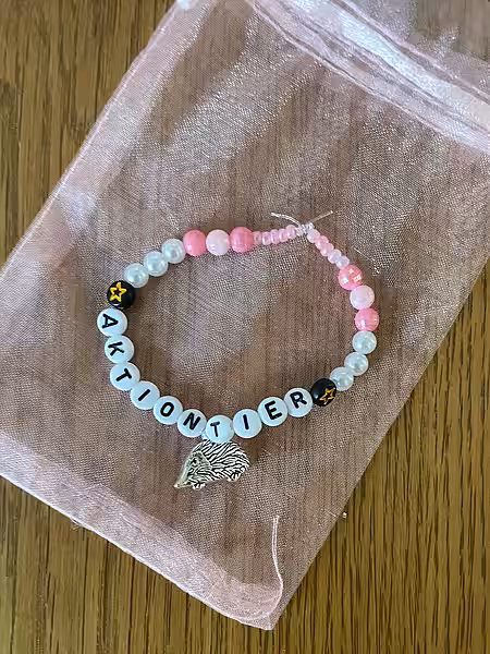 Marla hatte ganz viele solcher Bändchen gebastelt und verkauft.