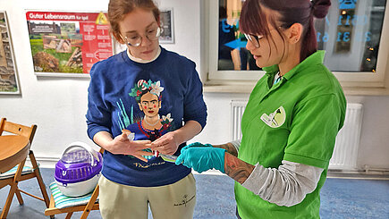 Eine Frau und eine Mitarbeiterin der Igelstation besprechen sich im Wartezimmer der Igelstation.