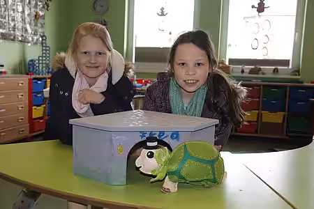 Ein Holzhäuschen wurde als Unterschlupf gestaltet und für Fred personalisiert.