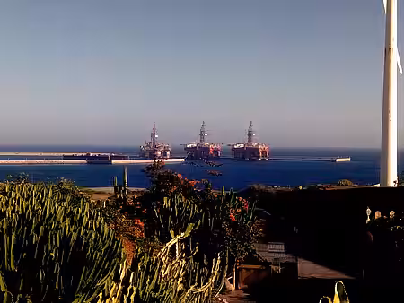 Schöner Kakteengarten mit neuen hässlichen Bohrinseln im Hintergrund.